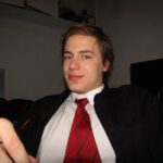 Lars, praat om één of andere reden altijd bekakt, terwijl die een boerse achtergrond heeft. Vindt Rijssen een stad, echt een mongool dus. Weet wel raar veel over alles, tenminste dat zegt hij.