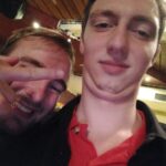 Adriaan, de man die blij is als hij 3 maanden op zijn kamer mag zitten. Hij draagt de ExpresZo jas altijd en overal met trots en vreet zich rond.